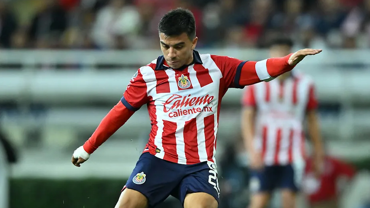 "Nos va a motivar entrenar con él": Fernando Beltrán sobre regreso de 'Chicharito' a Chivas