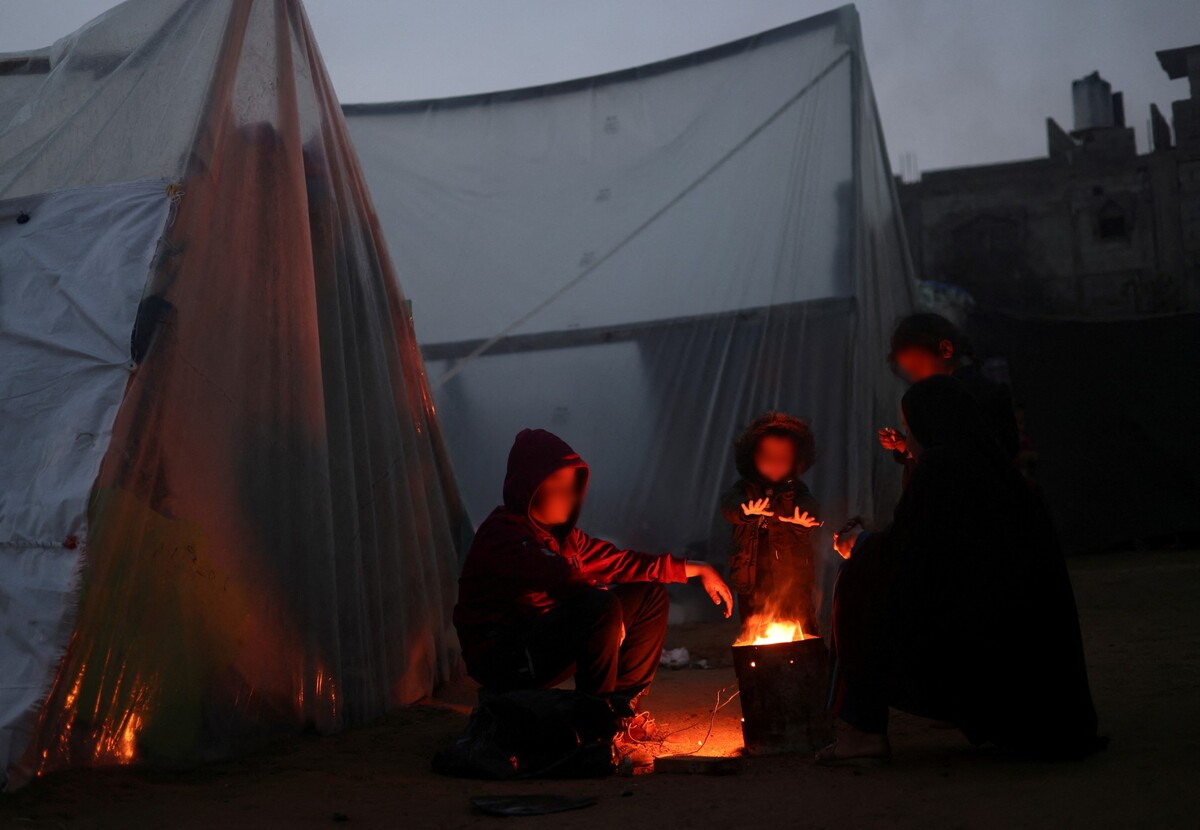 Palestinos desplazados, que huyeron de sus casas debido a los ataques israelíes | Reuters