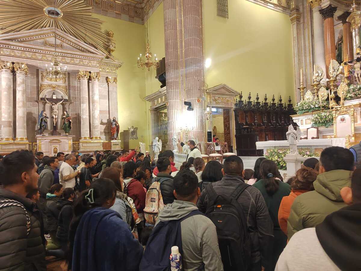 Peregrinos acuden a San Juan de los Lagos a visitar a la Virgen (Dalia Rojas)