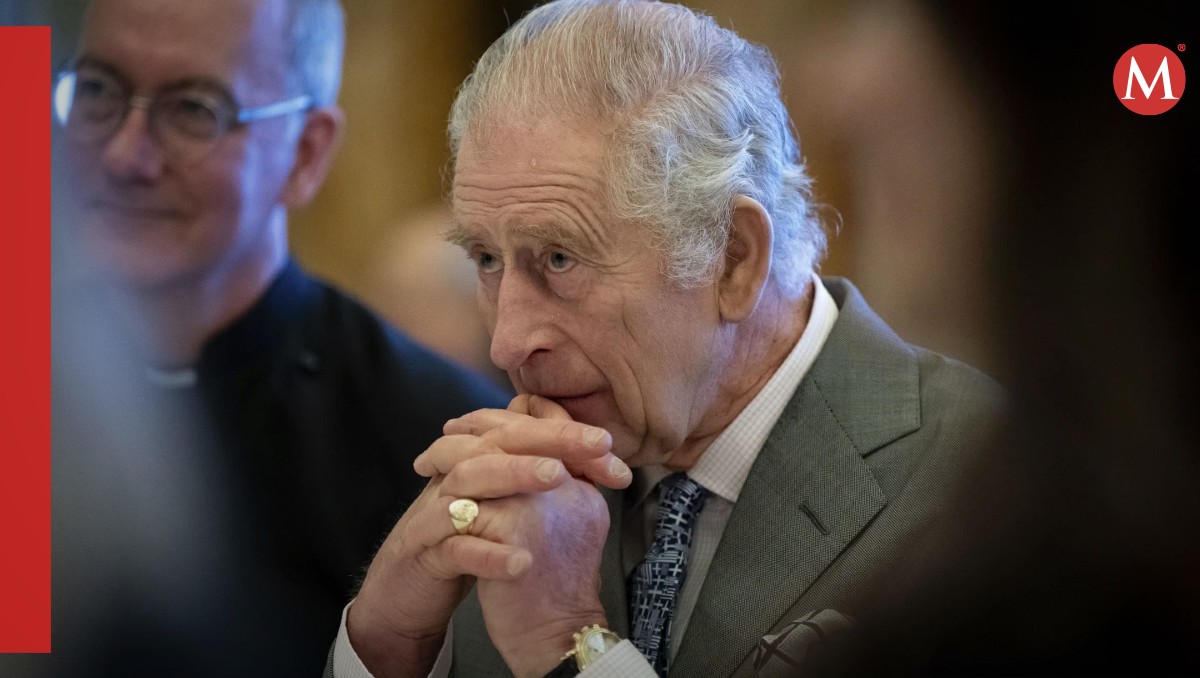 Rey Carlos III sale de su cirugía de próstata | AP