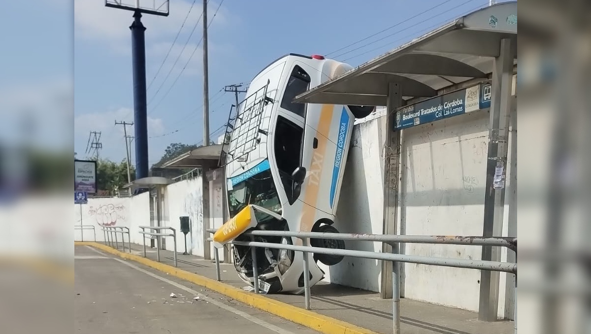 El taxi volcó sobre el bulevar Tratados de Córdoba, en Veracruz. | Especial
