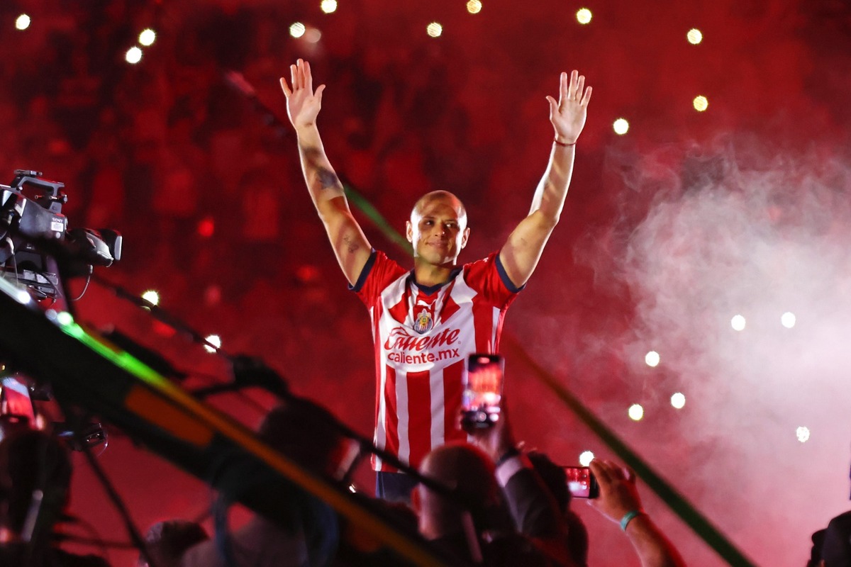 'Chicharito' regresa a Chivas tras 14 años de carrera (Imago 7)