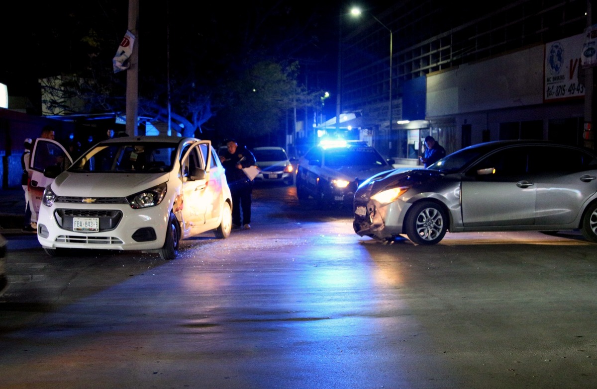 Choque en avenida Juárez provocado por conductor ebrio en sentido contrario.