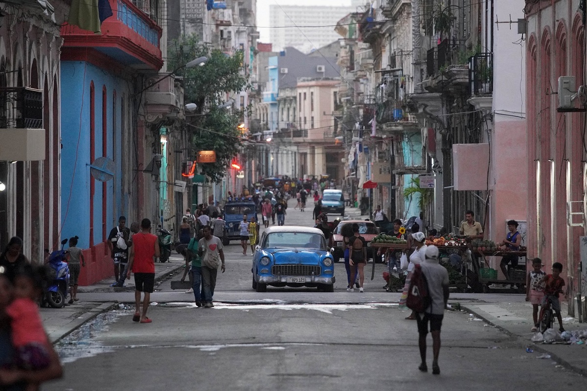 Cubanos se preparan para una "bomba inflacionaria" impactados por los precios. | Reuters