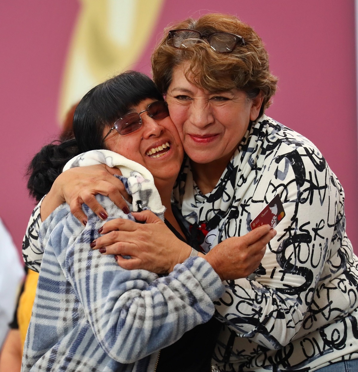 Delfin Gómez entrega apoyos.