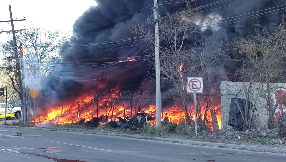 El incendio se reportó sobre la avenida López Mateos. Agustín Martínez
