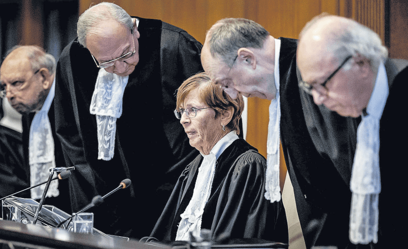 Los jueces de la Corte Internacional de Justicia (CIJ), ayer, durante la sesión histórica celebrada en La Haya. REMKO DE WAAL / EFE