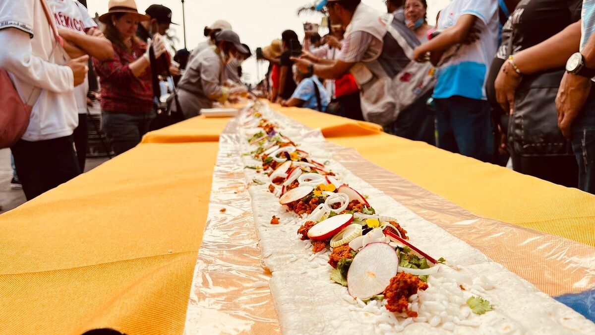 Cuernavaca cocina el taco acorazado más grande del mundo. | Foto: David Monroy.