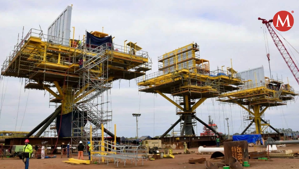 Plataformas de Pemex construidas en patios del puerto de Tampico.