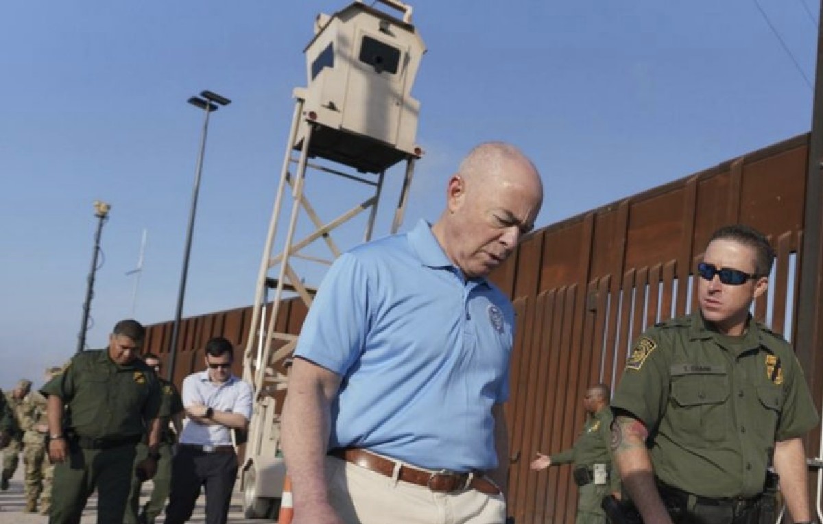 Secretario de Seguridad Nacional, Alejandro Mayorkas, en la frontera de México y Estados Unidos (AP)