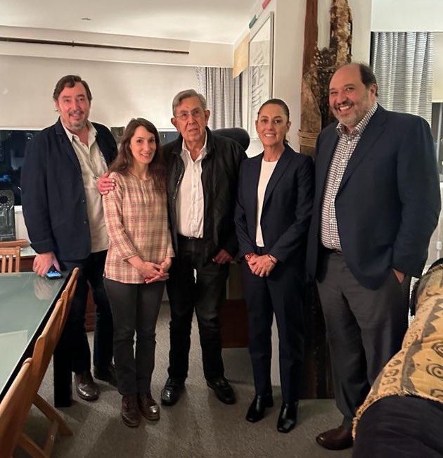 Claudia Sheinbaum junto a  Cuauhtémoc Cárdenas y sus hijos.