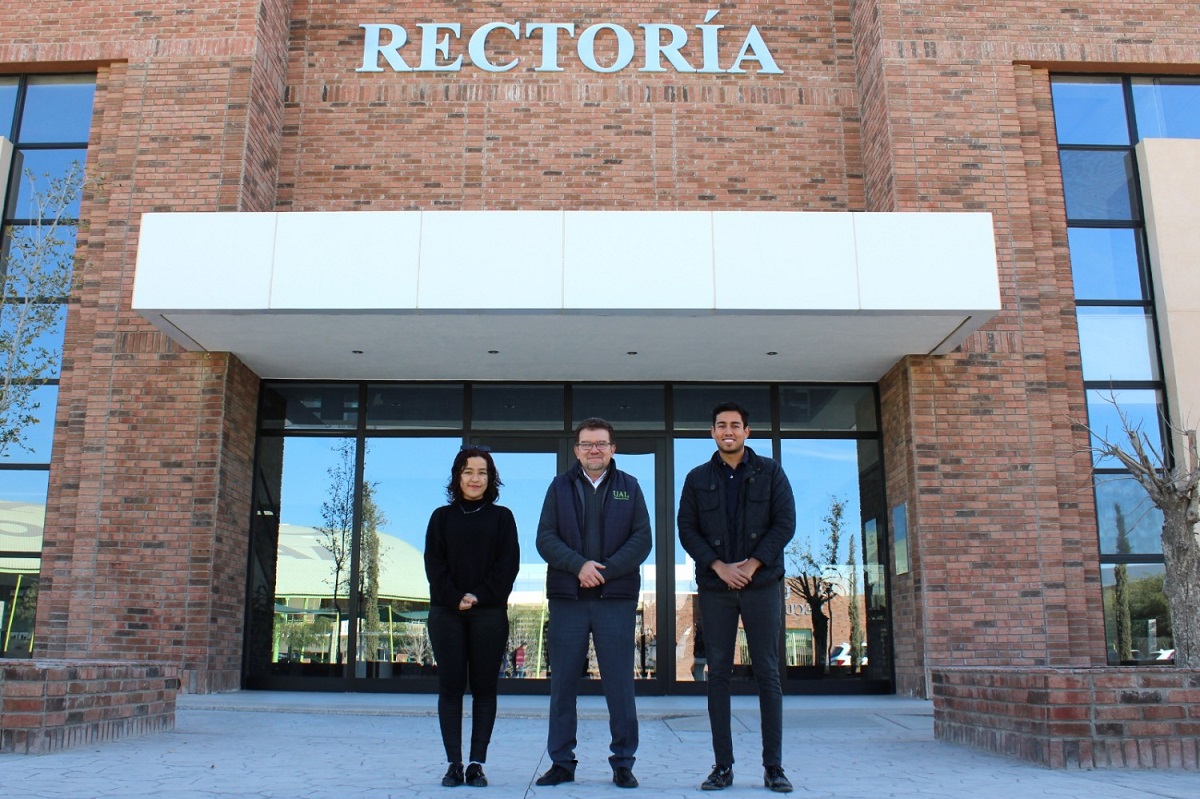 Omar Lozano Cantú junto a Fernanda Danaí Zorrilla Aguilar y Gerardo Landeros Ávalos. (cortesía UAL)