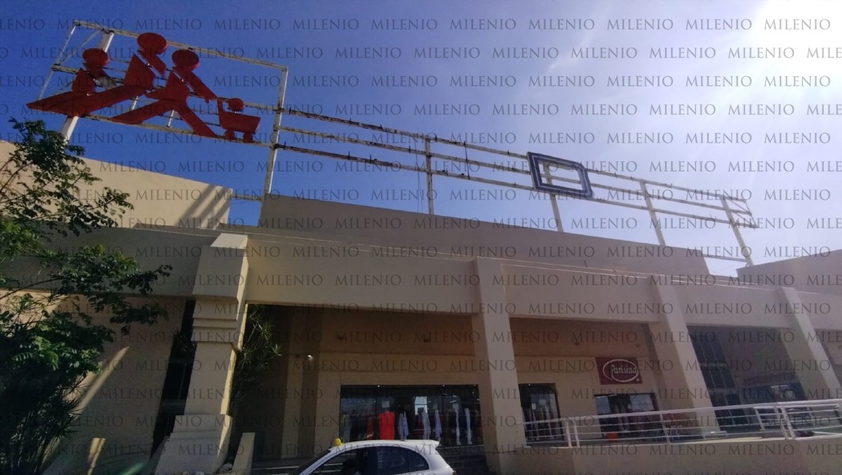 Retiran letras de Chedraui en Plaza Crystal de Tampico. (Joaquín López)