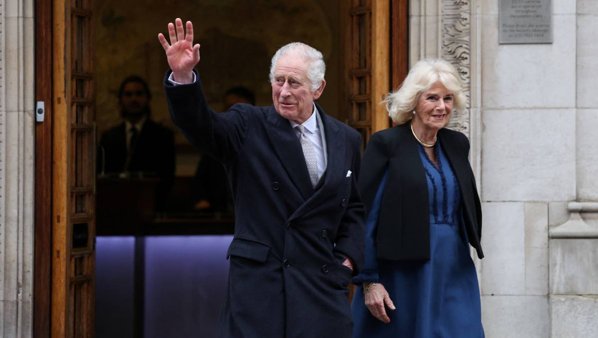 El rey Carlos III salió caminando de la clínica en compañía de su esposa | Reuters