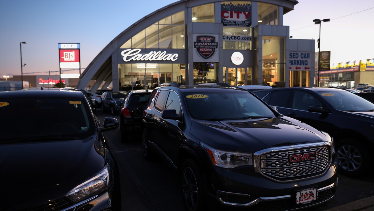 Automóviles pertenecientes a General Motors Company, en  concesionario en Queens, Nueva York. Noviembre de 2021. Foto: (Reuters)