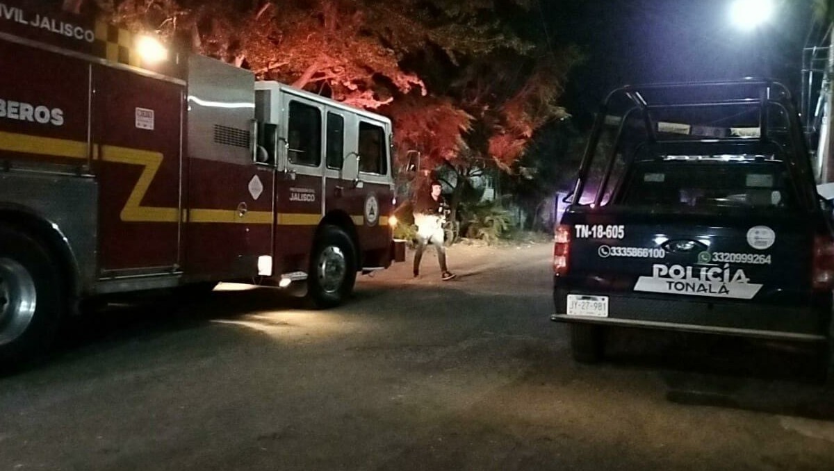 Bomberos de Guadalajara acuden incendio de chatarrera (Vicente Torres Alfaro)