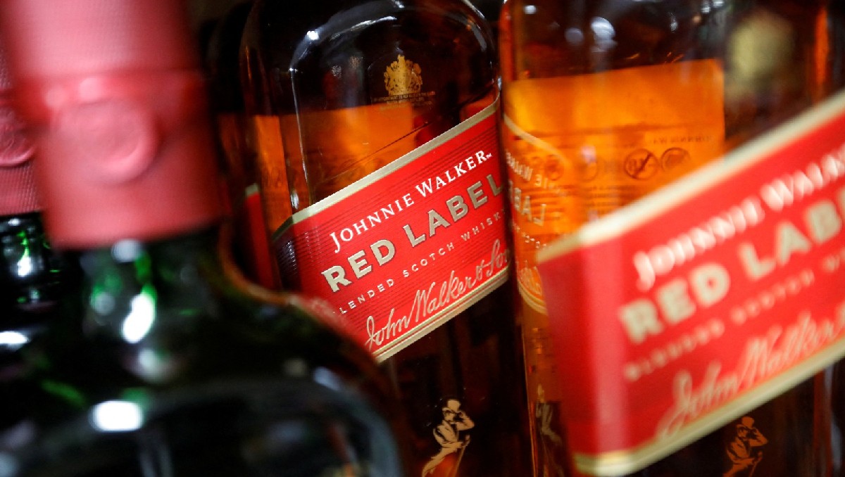 Botellas de whisky Johnnie Walker y Buchanan's en una licorería que vende licores distribuidos por Diageo, Ciudad de México. Foto:(Archivo)