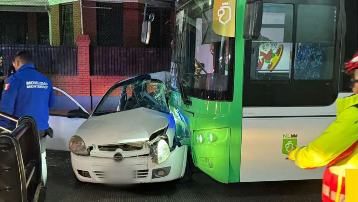 La conductora del vehículo fue trasladada al Hospital Universitario. Marcela Cuevas