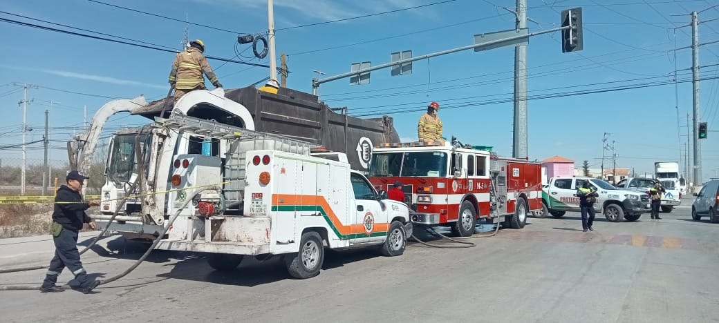 El camión recolector de basura se incendió. (Especial)