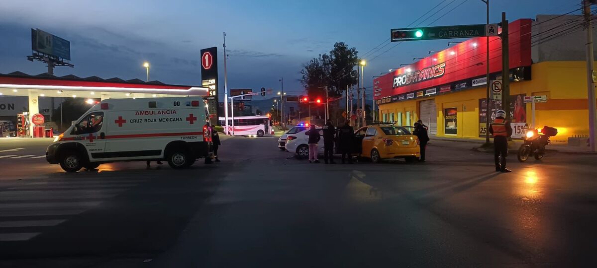 El choque ocurrió sobre la avenida Carranza. (Especial)