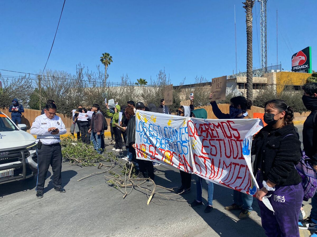 El grupo de estudiantes de UAdeC se manifestó en el bulevar Revolución. (Especial)