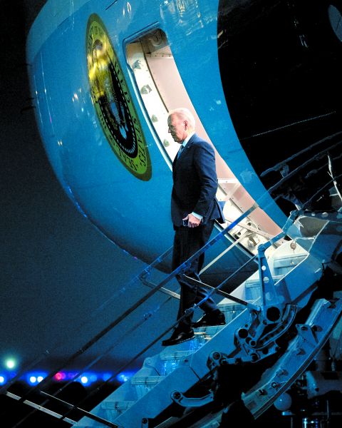 El mandatario desciende del Air Force One en la base conjunta Andrews en Maryland. REUTERS