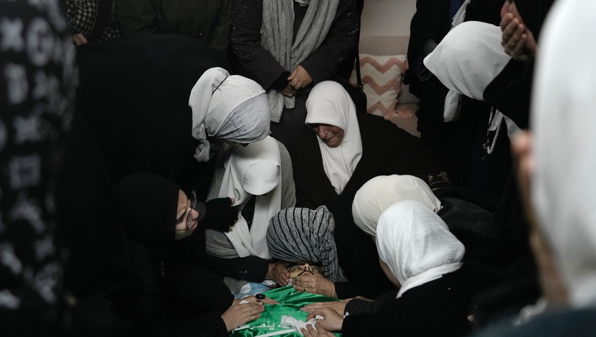 Mujeres palestinas reunidas en torno al cuerpo de Muhammad Jalamneh | AP