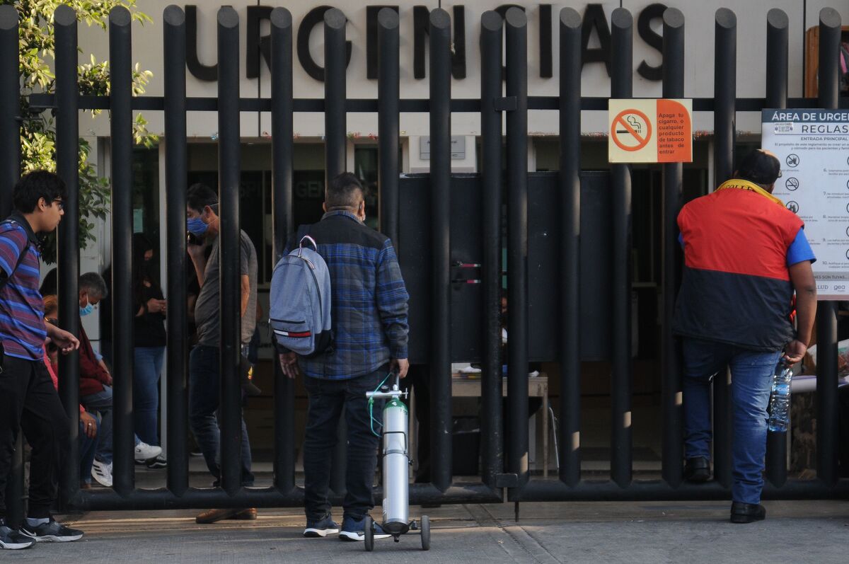 Una persona con un tanque de oxígeno llega a la zona de urgencias de un hospital | Imagen de referencia | Cuartoscuro