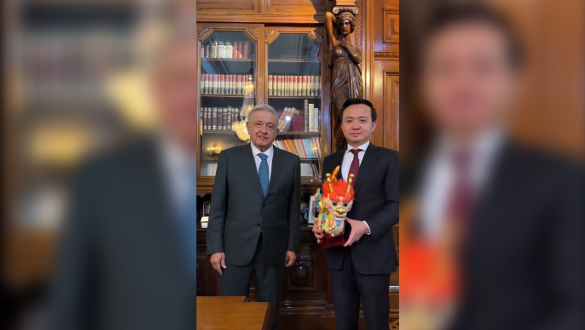 AMLO con el embajador Zhang Run. (X)
