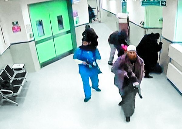 El comando es captado cuando ingresa al centro de salud Ibn Sina en la ciudad de Yenín. AFP