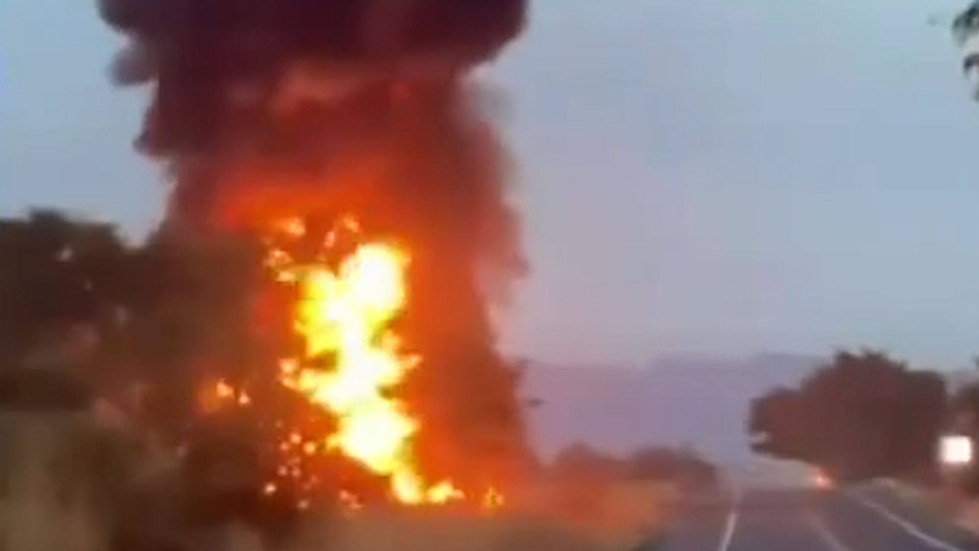 Se incendia pipa de combustible en autopista Siglo XXI en Michoacán ...
