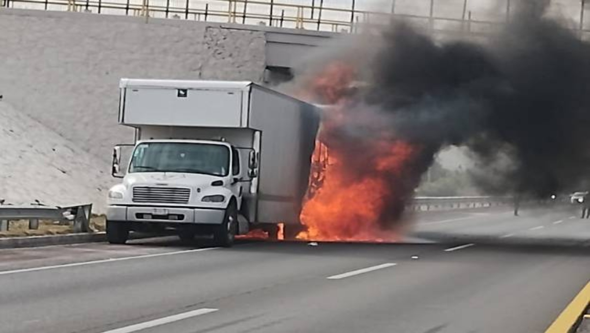 Incendio de tractocamión genera caos en la autopista Puebla-Orizaba | Especial
