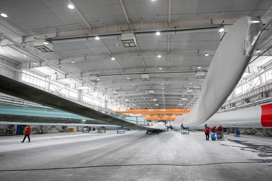 Línea de producción de palas de turbina eólica en una empresa de Ulanqab, región autónoma de Mongolia Interior, norte de China. (Xinhua/Lian Zhen)