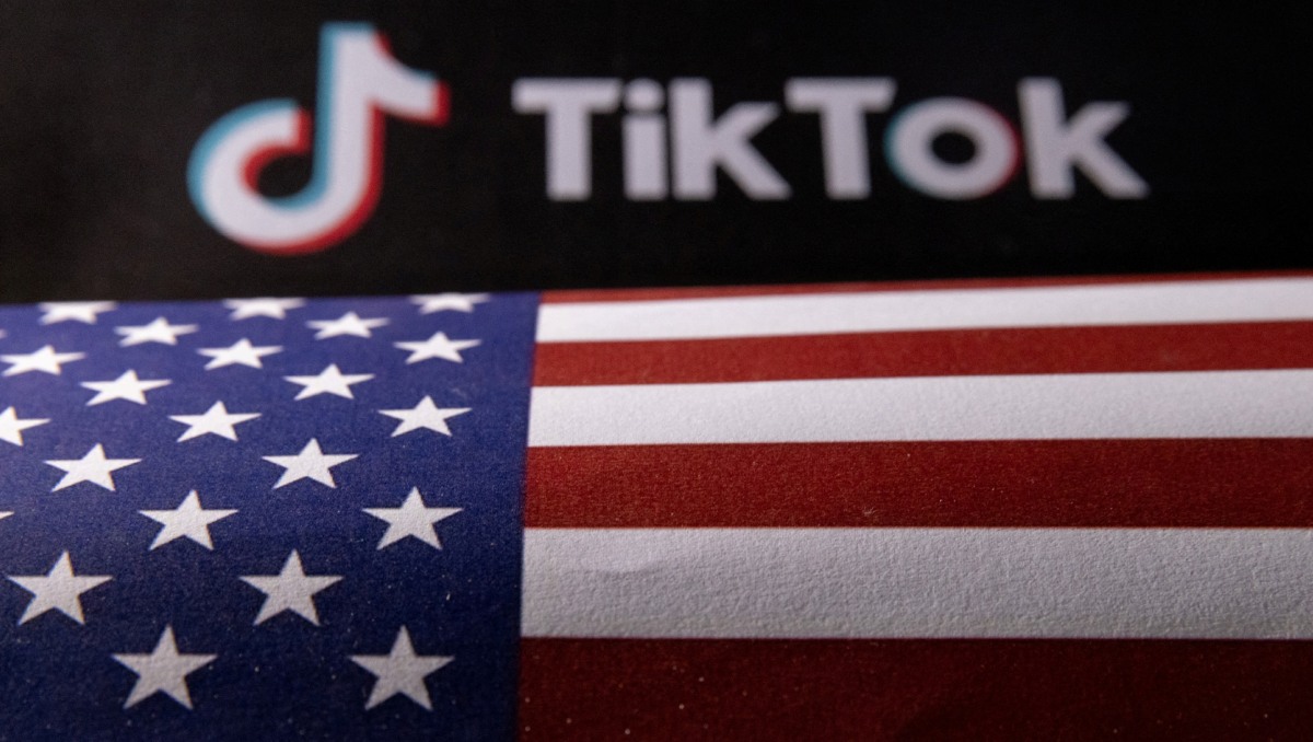 Logo de TikTok junto a una bandera de EU. Junio 2023. Foto: (Reuters)