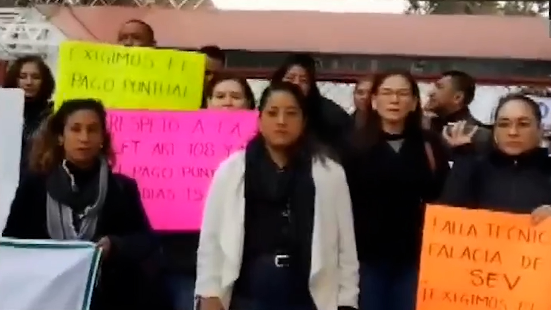 Maestros de Veracruz realizan paro de brazos caídos; no les han pagado