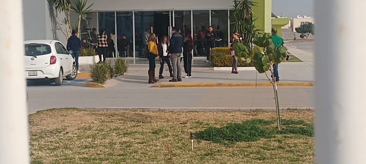 Padres de familia acudieron a la escuela para recoger a los estudiantes. | Especial