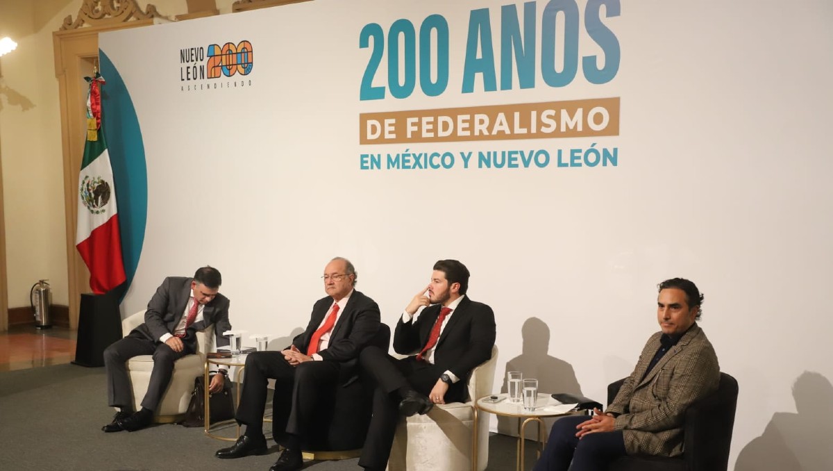 Samuel García fue acompañado por Javier Navarro, secretario de Gobierno, y Mario Alberto Garza, director de la Facultad de Derecho. /Leonel Rocha