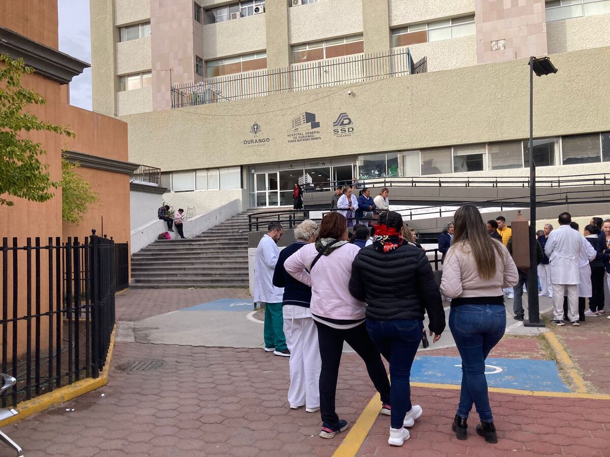 Los trabajadores se manifestaron este miércoles a las afueras del hospital. (Juan Carlos Lozano)
