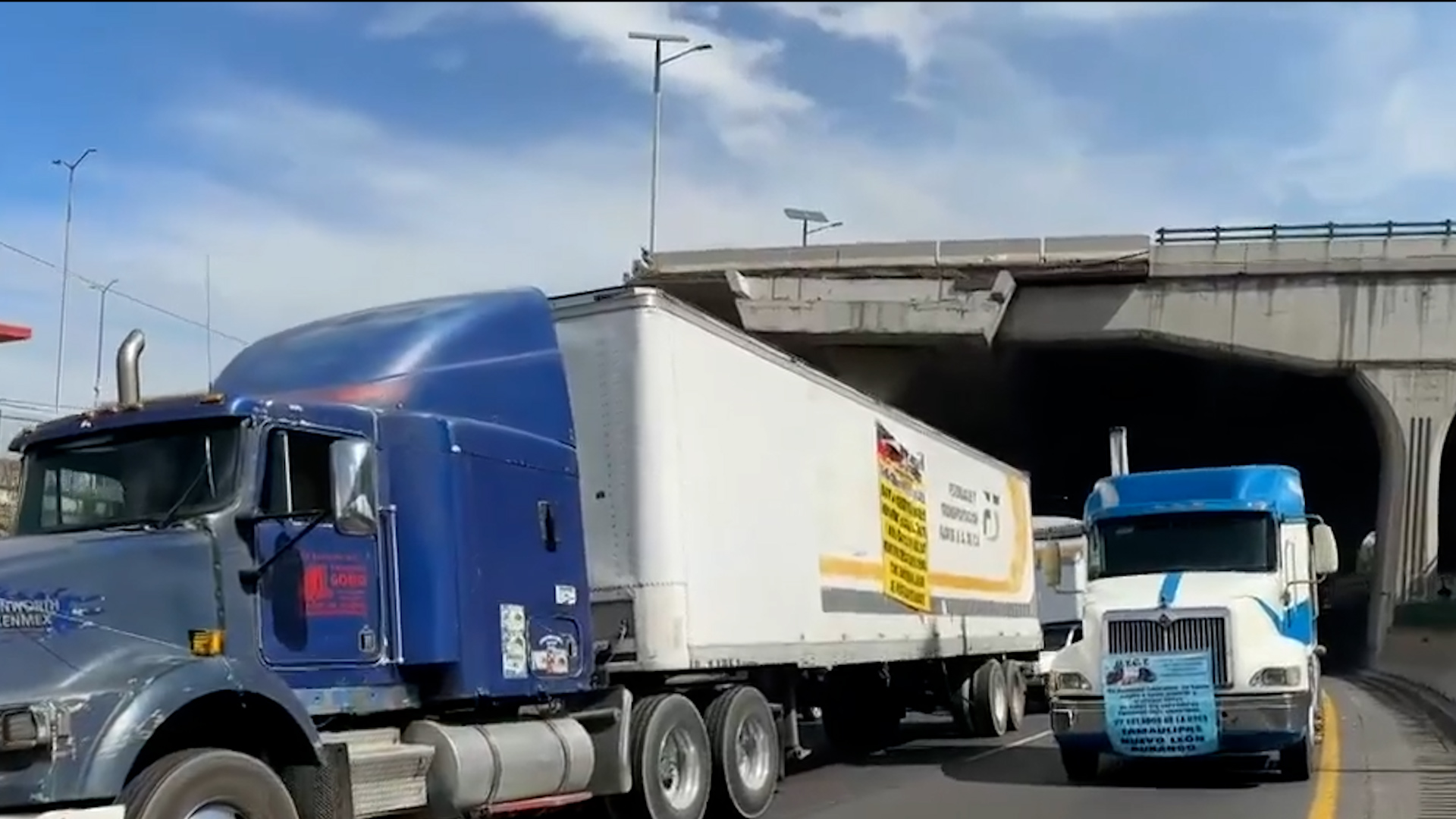 Transportistas bloquean la México-Querétaro; exigen incrementar la seguridad