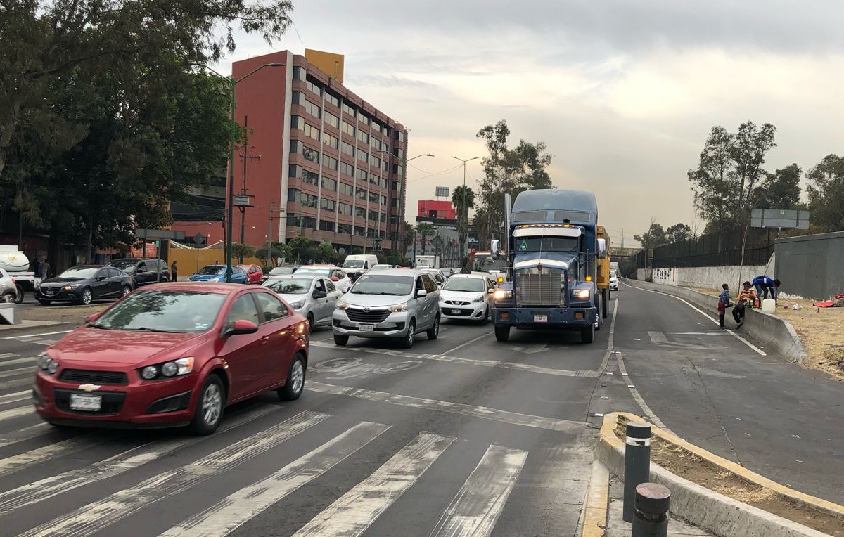 Valeria esperando el rojo en la avenida 100 Metros (Foto: Alan Amaury)
