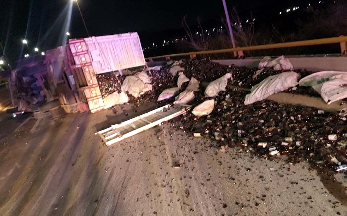 Camión vuelca en carretera Gómez Palacio- Durango. l Especial