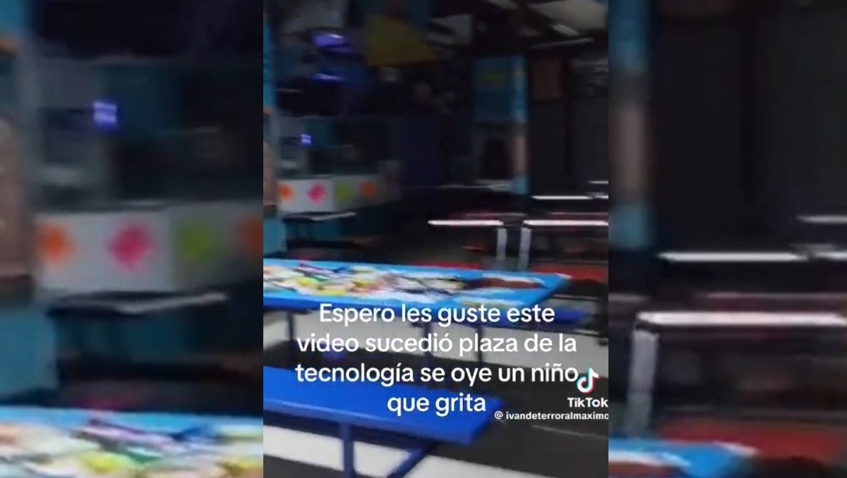 Captan llanto de niño tras cierre en Plaza de la Tecnología en Monterrey. Foto: Especial