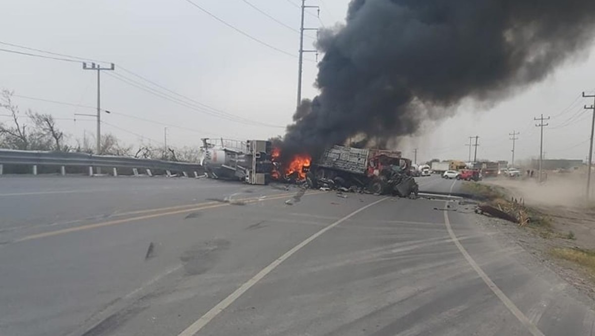 Choque e incendio de camiones causa cierre en carretera a Colombia | Especial