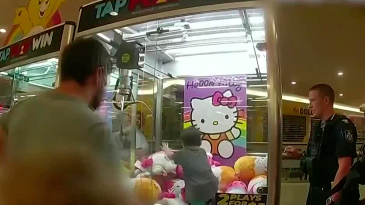 Menor de tres años queda atrapado en máquina de peluches en Australia