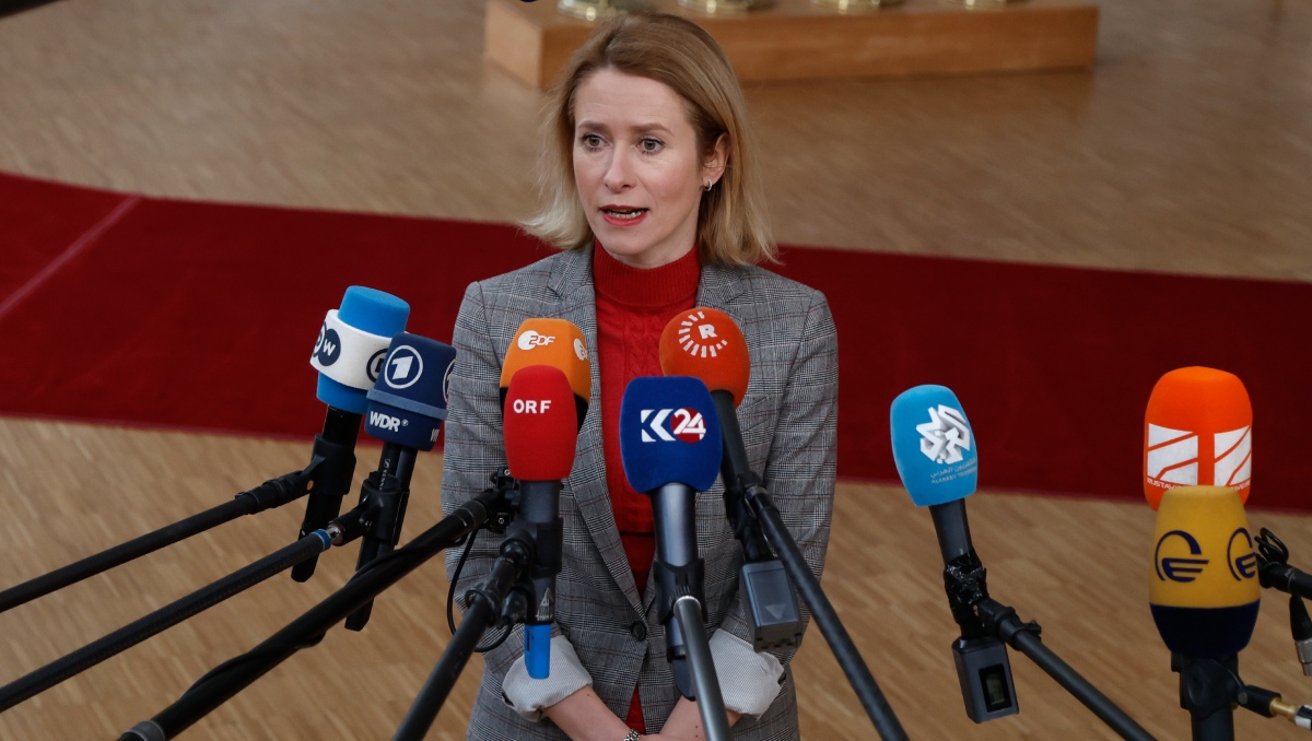 La primera ministra de Estonia, Kaja Kallas, habla con reporteros a su llegada a una cumbre de la UE en Bruselas, el 1 de febrero de 2024 | AP