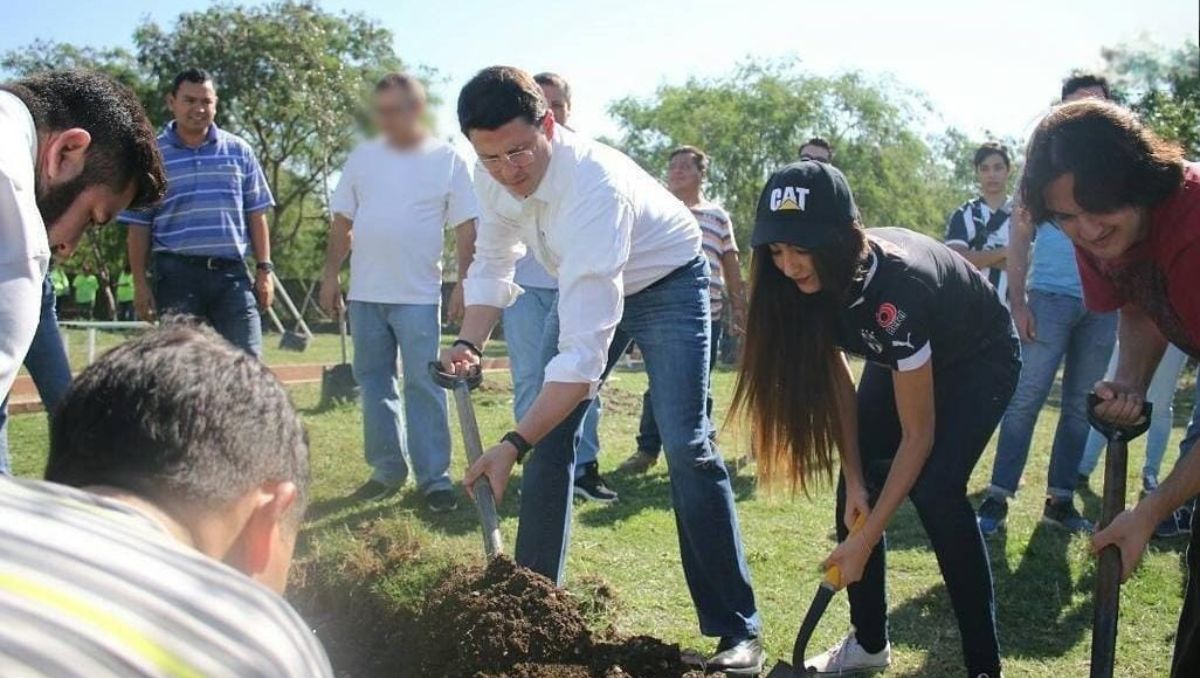 Oliverio Tijerina sembrando árboles | Especial