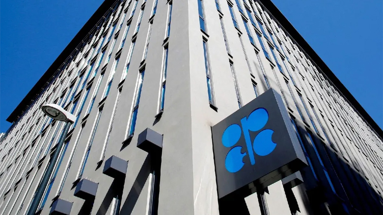 OPEP+ mantiene política de producción y anuncia revisión de prórroga del recorte de petróleo