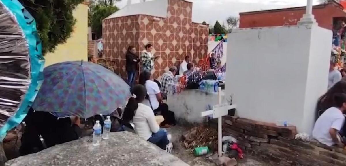 Realizaron una misa en el panteón donde descansan sus restos. (Pablo Núñez)