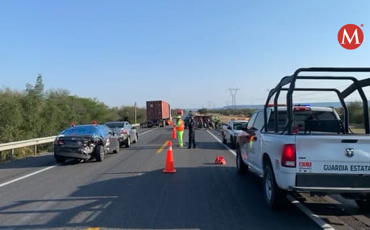 Vuelca camioneta en carretera Victoria-Zaragoza en Tamaulipas