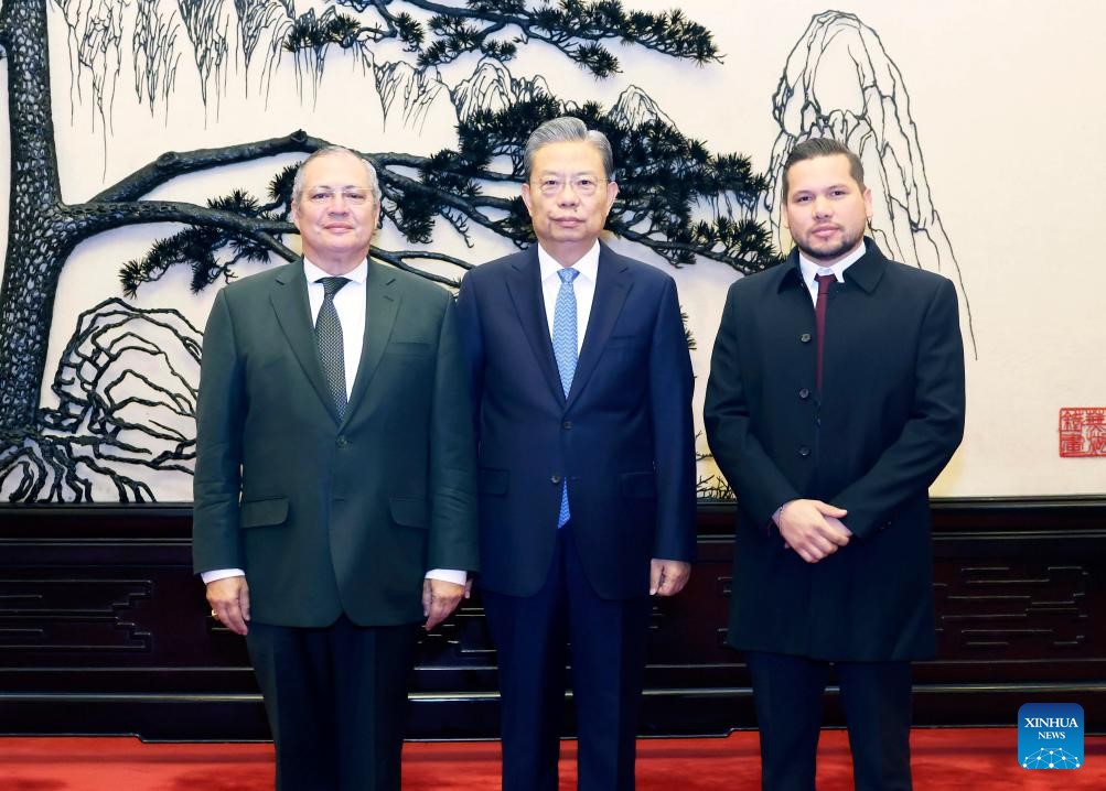 Zhao Leji, presidente del Comité Permanente de la Asamblea Popular Nacional con Iván Name Vásquez y Andrés David Calle Aguas. (Xinhua/Liu Weibing)